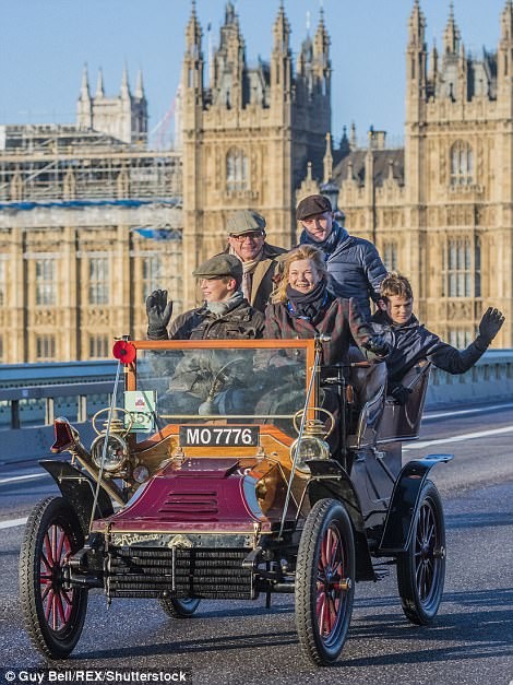 Hang tram &quot;xe cu&quot; lan banh tren duong pho London-Hinh-7